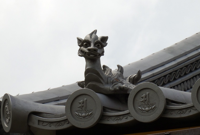Statue on loof